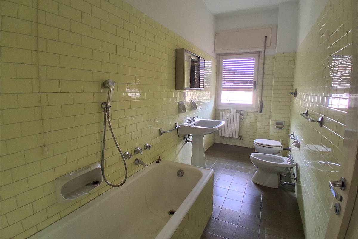 COMO VIA BORGOVICO: QUADRILOCALE CON AMPIO BOX 