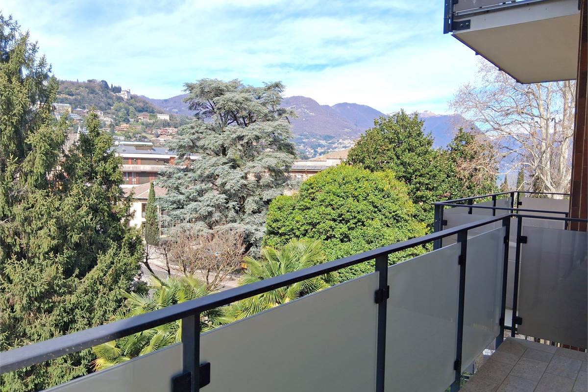 COMO VIA BORGOVICO: QUADRILOCALE CON AMPIO BOX 