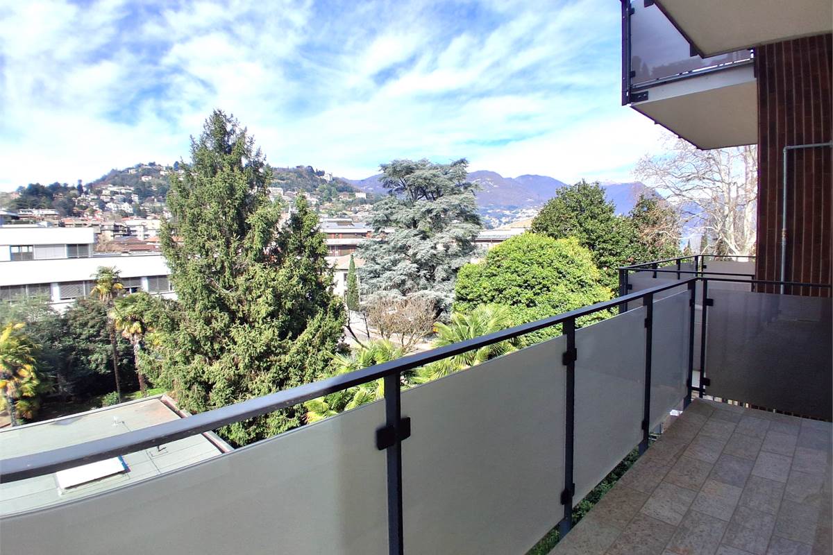 COMO VIA BORGOVICO: QUADRILOCALE CON AMPIO BOX 