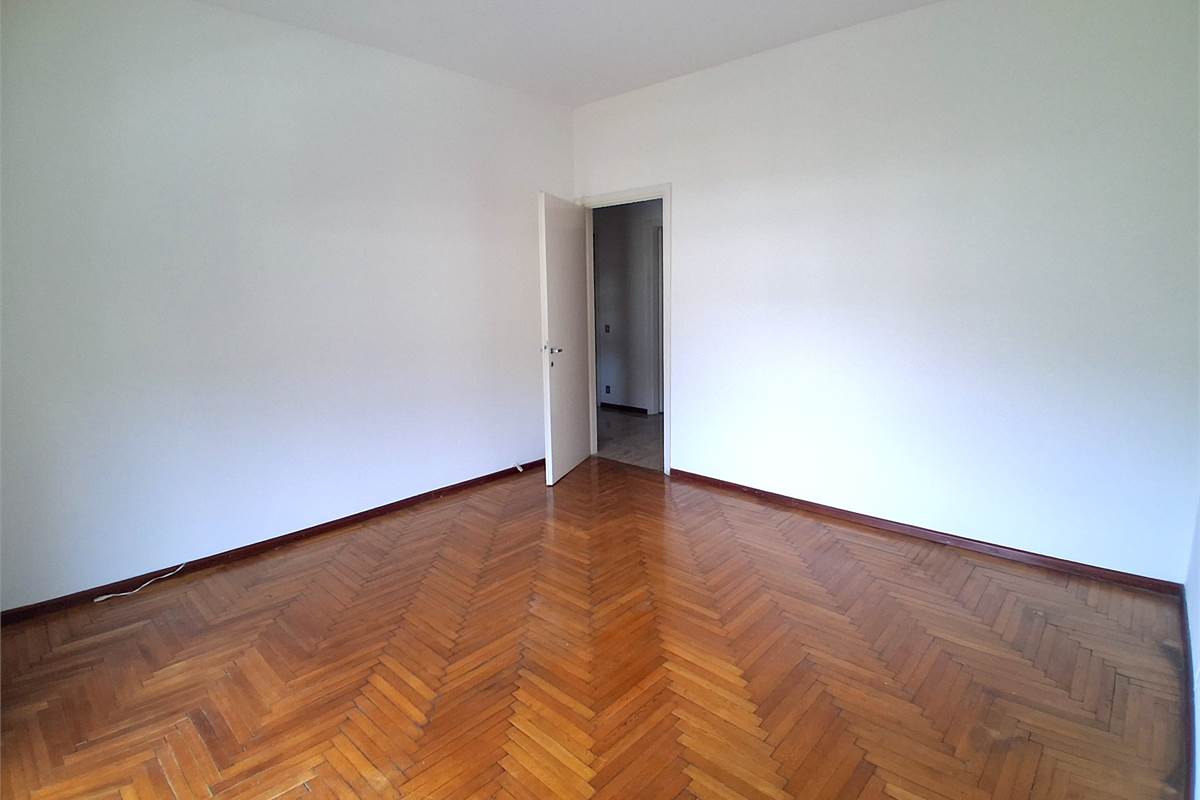 COMO VIA BORGOVICO: QUADRILOCALE CON AMPIO BOX 