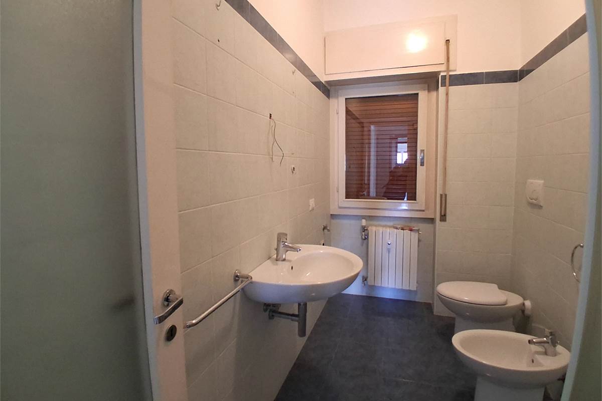 COMO VIA BORGOVICO: QUADRILOCALE CON AMPIO BOX 