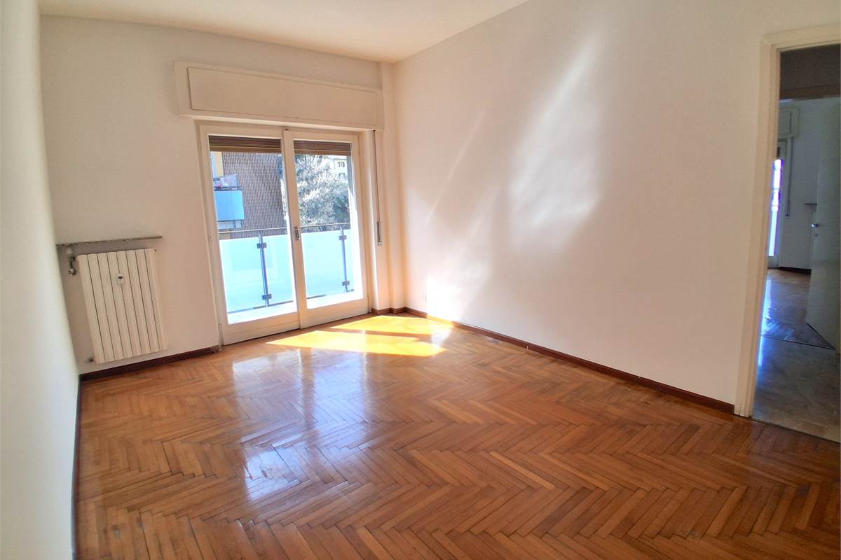 COMO VIA BORGOVICO: QUADRILOCALE CON AMPIO BOX 