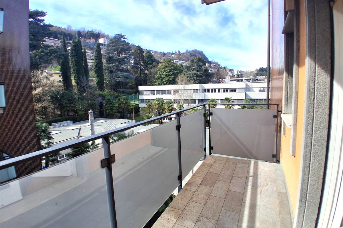 COMO VIA BORGOVICO: QUADRILOCALE CON AMPIO BOX 