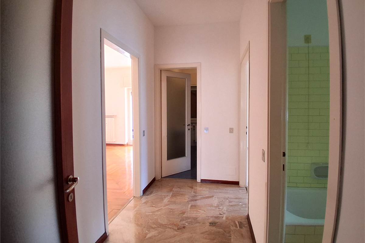 COMO VIA BORGOVICO: QUADRILOCALE CON AMPIO BOX 