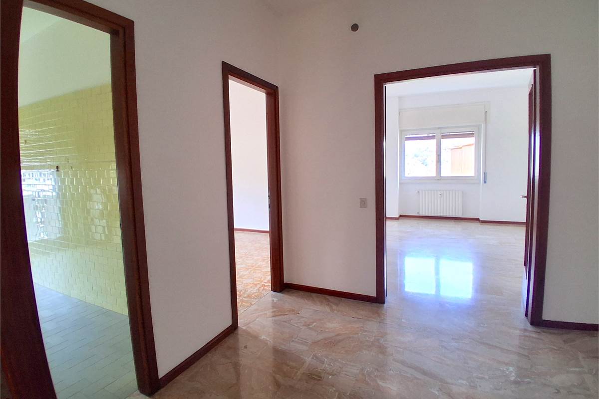 COMO VIA BORGOVICO: QUADRILOCALE CON AMPIO BOX 