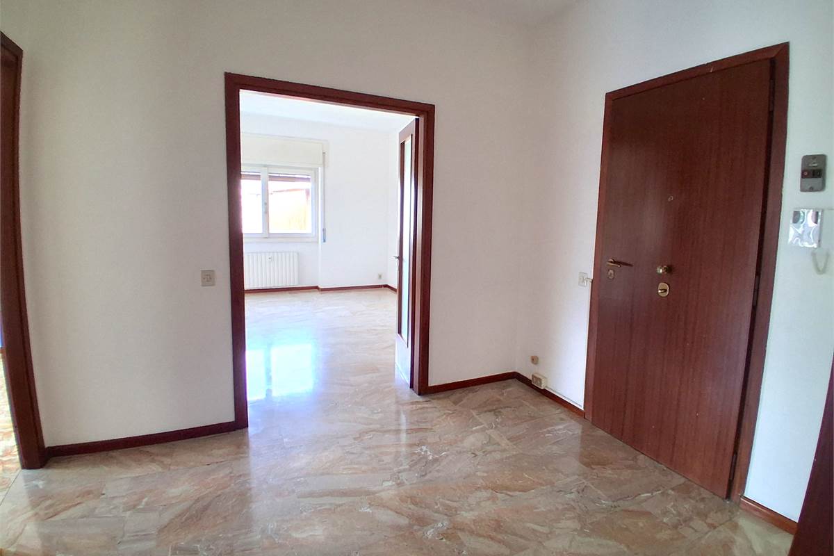 COMO VIA BORGOVICO: QUADRILOCALE CON AMPIO BOX 