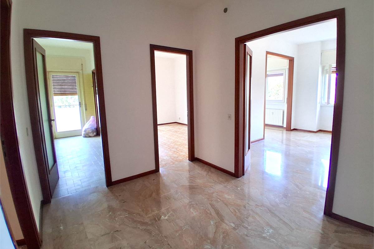 COMO VIA BORGOVICO: QUADRILOCALE CON AMPIO BOX 