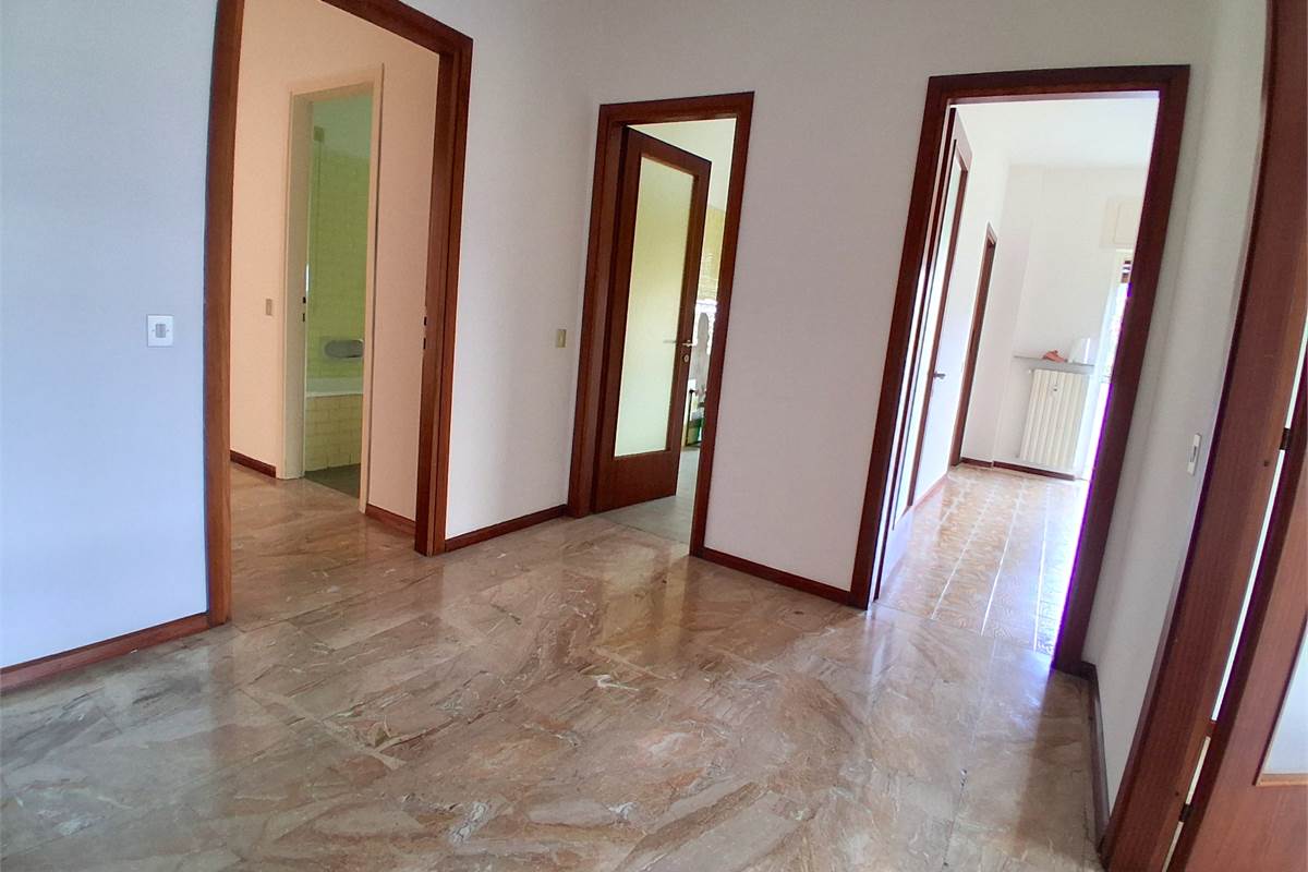 COMO VIA BORGOVICO: QUADRILOCALE CON AMPIO BOX 