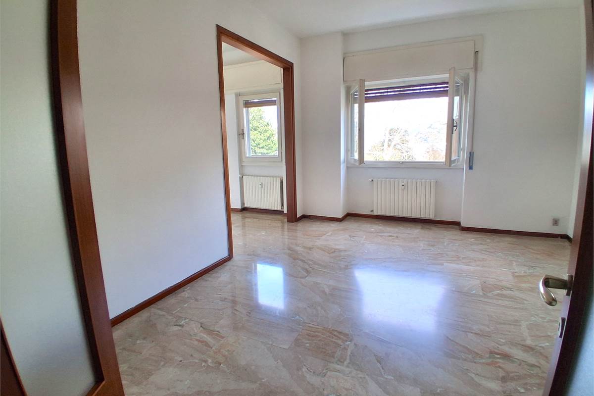 COMO VIA BORGOVICO: QUADRILOCALE CON AMPIO BOX 