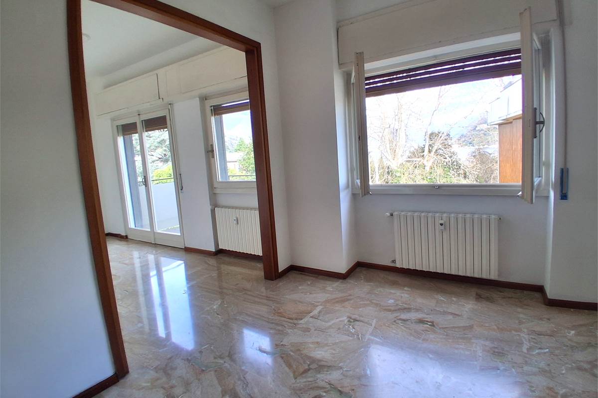 COMO VIA BORGOVICO: QUADRILOCALE CON AMPIO BOX 