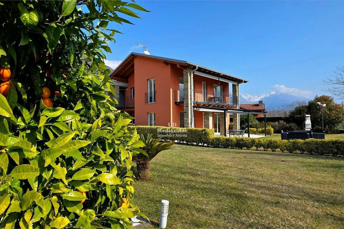 Luminoso appartamento con giardino privato a Gravedona ed U.