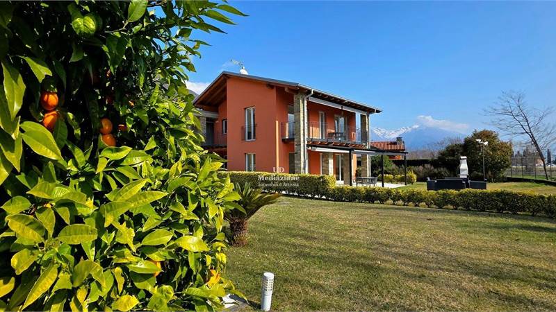 Luminoso appartamento con giardino privato a Gravedona ed U.