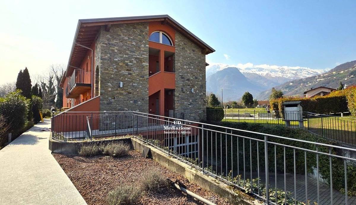 Luminoso appartamento con giardino privato a Gravedona ed U.