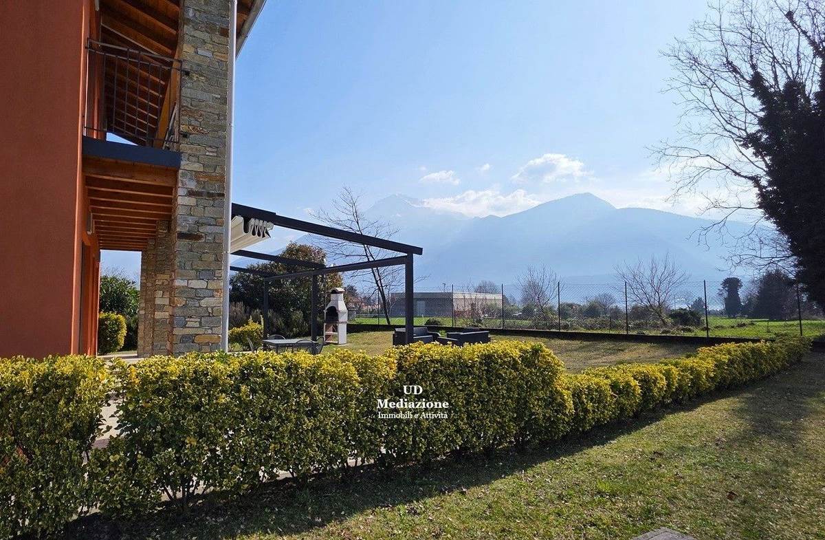 Luminoso appartamento con giardino privato a Gravedona ed U.