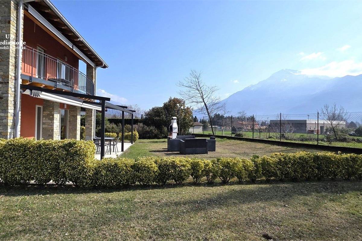 Luminoso appartamento con giardino privato a Gravedona ed U.