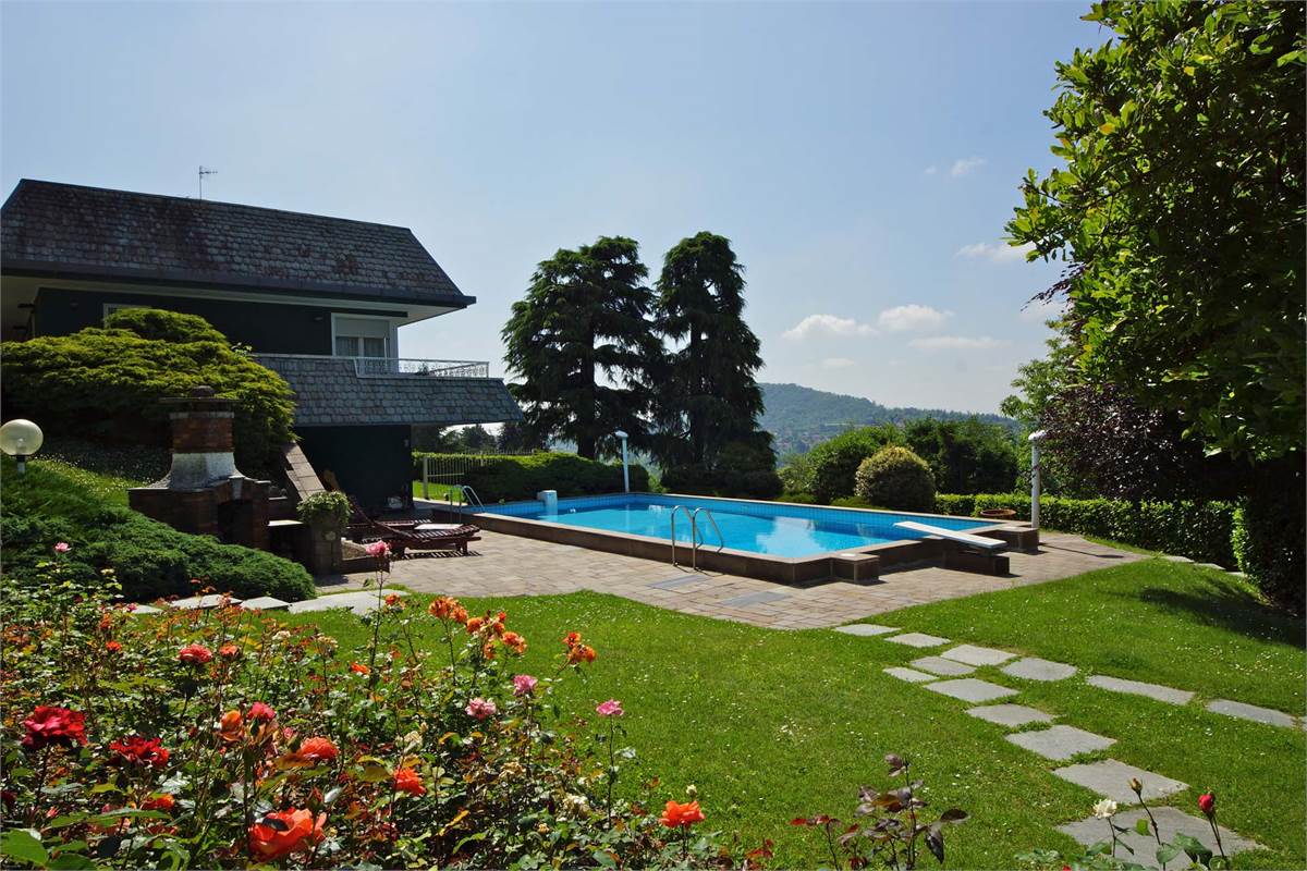 Luminosa Villa con piscina e grande giardino