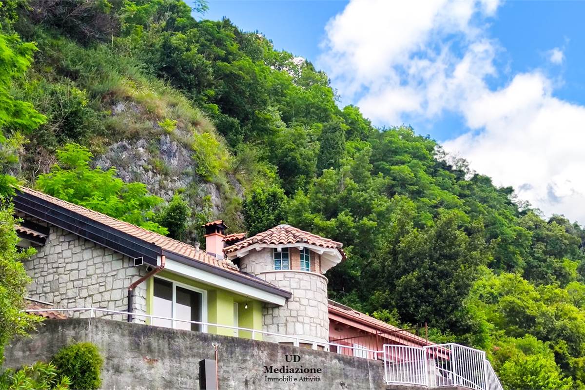 vista casa dalla strada