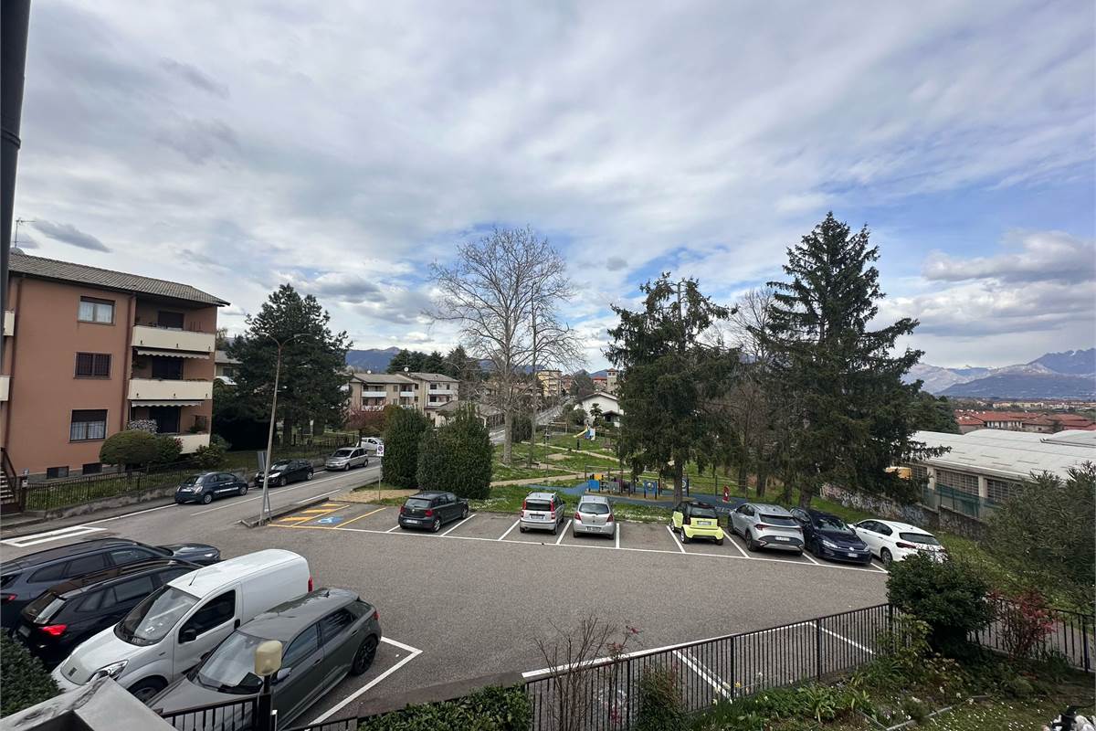 LAMBRUGO TRILOCALE CON AUTORIMESSA
