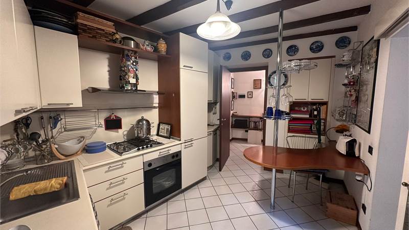 ERBA ALTA BILOCALE CON SOTTOTETTO 