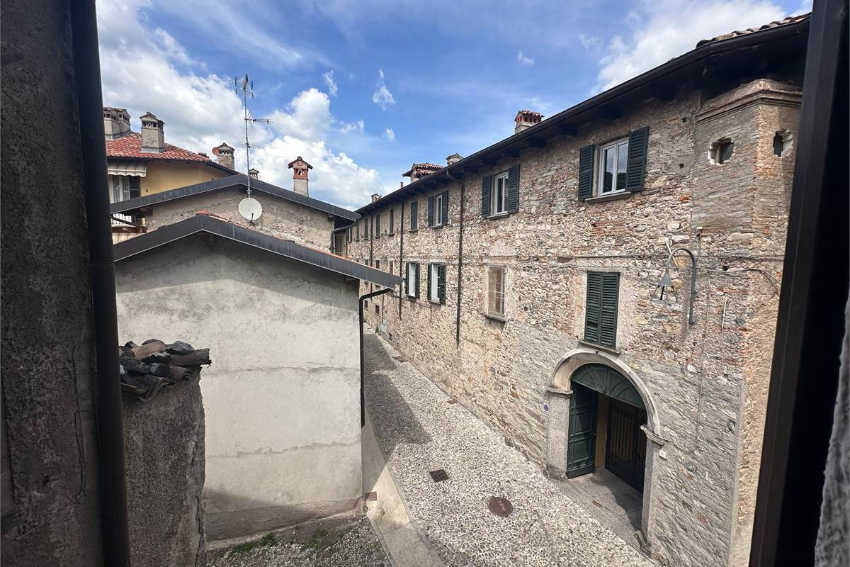 ERBA ALTA BILOCALE CON SOTTOTETTO 