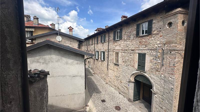 ERBA ALTA BILOCALE CON SOTTOTETTO 
