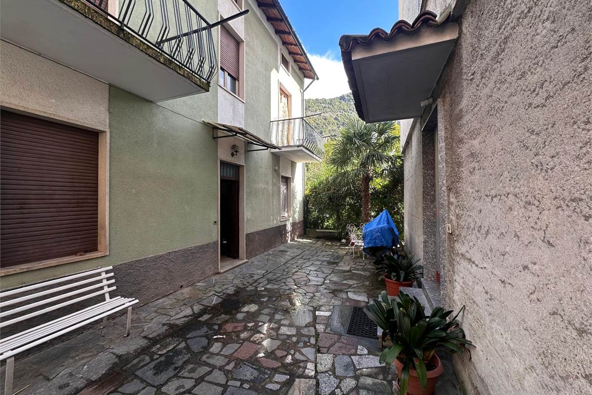 CANZO PORZIONE DI CASA