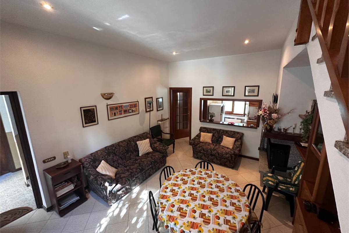 CANZO PORZIONE DI CASA