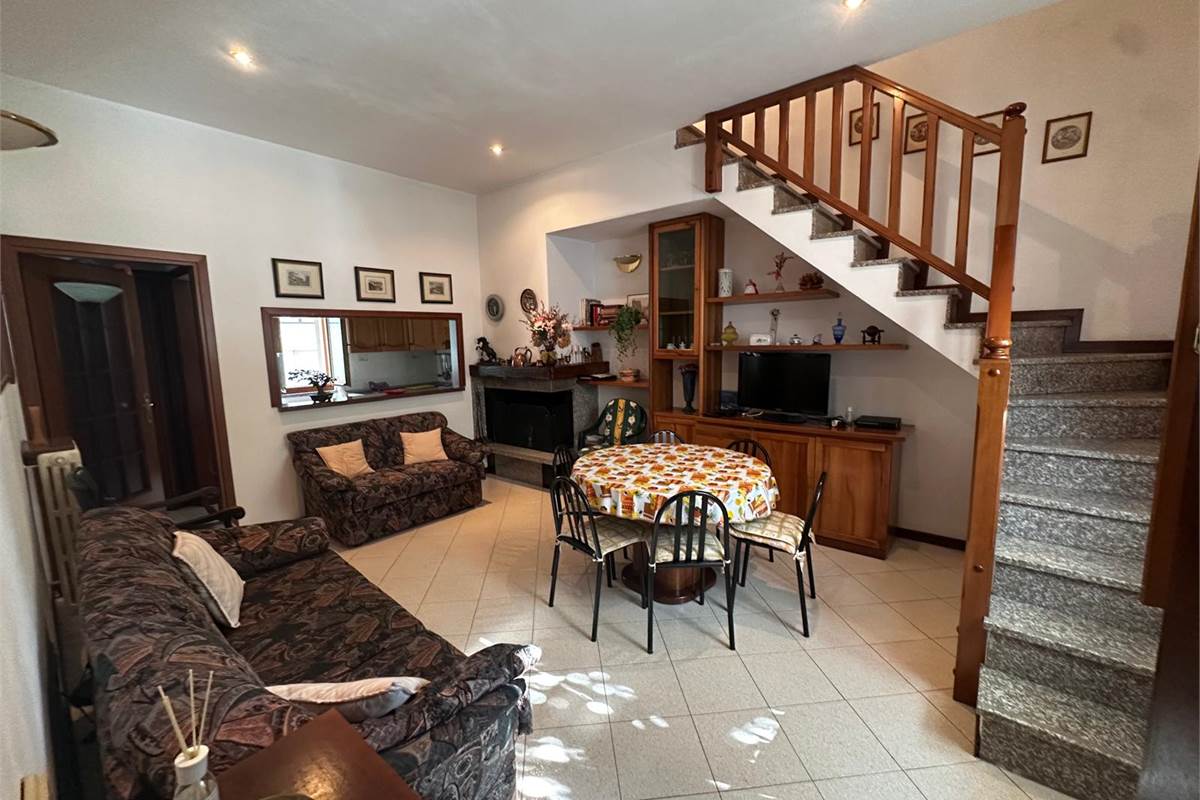 CANZO PORZIONE DI CASA