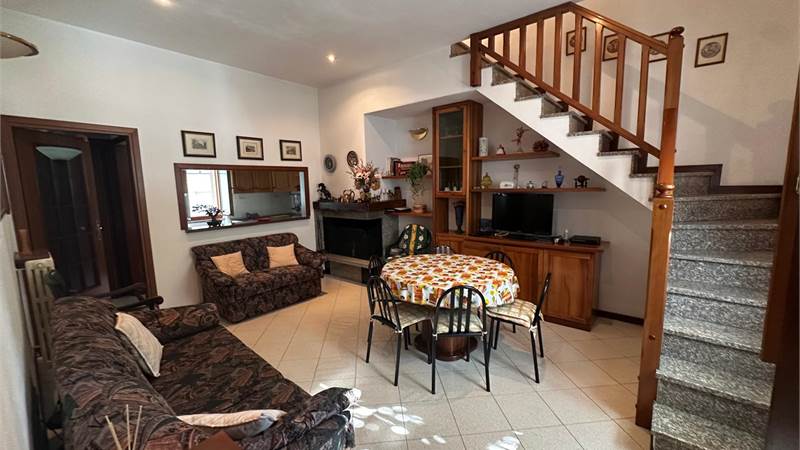 CANZO PORZIONE DI CASA