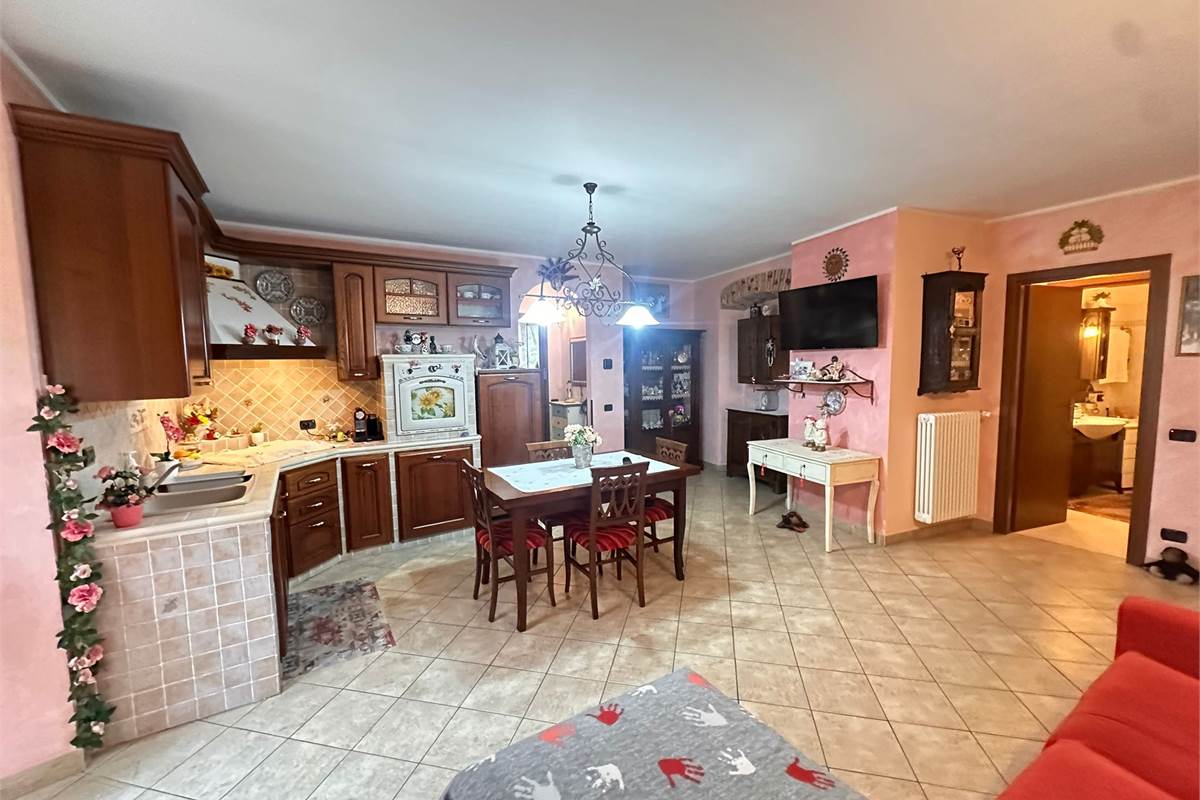 CASTELMARTE TRILOCALE CON AUTORIMESSA