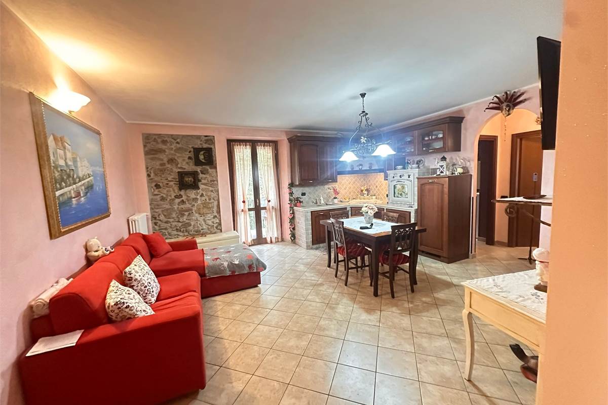 CASTELMARTE TRILOCALE CON AUTORIMESSA