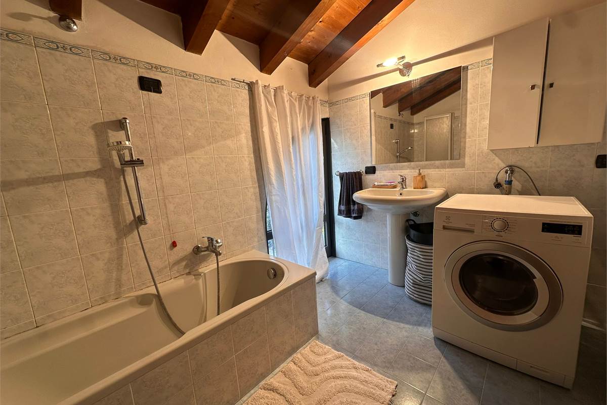 ERBA TRILOCALE CON TRAVI A VISTA 