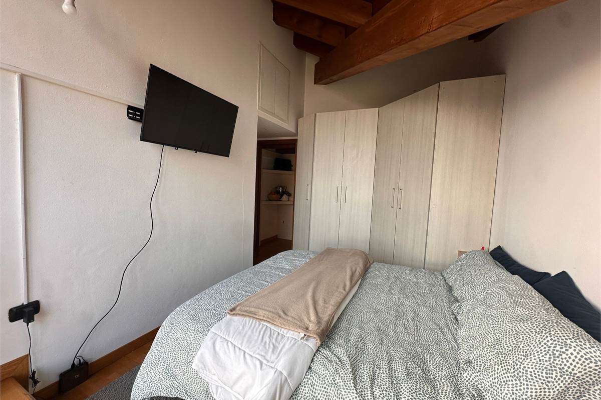 ERBA TRILOCALE CON TRAVI A VISTA 