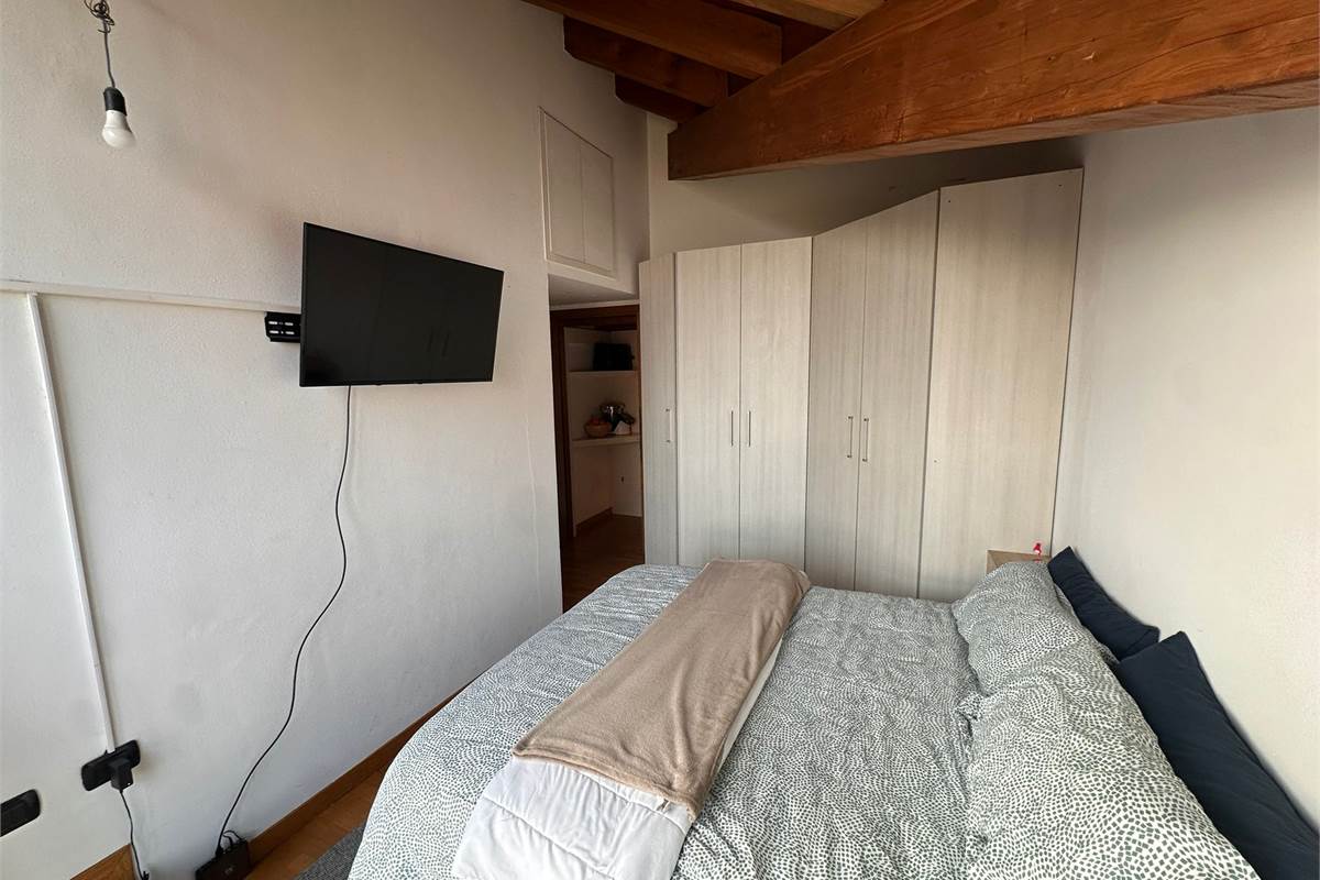 ERBA TRILOCALE CON TRAVI A VISTA 