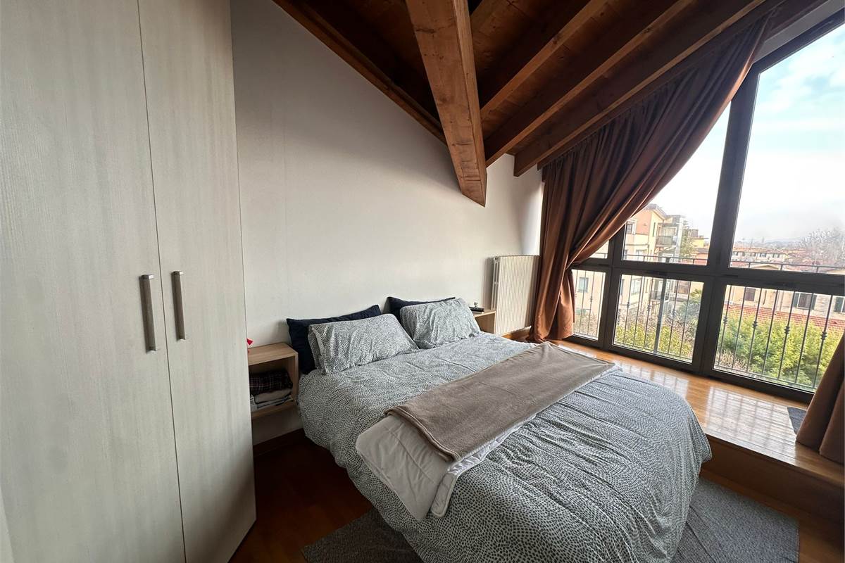 ERBA TRILOCALE CON TRAVI A VISTA 