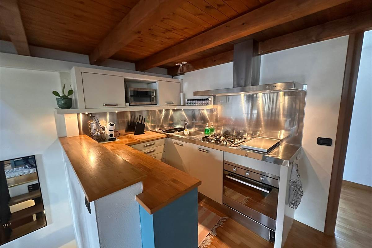 ERBA TRILOCALE CON TRAVI A VISTA 