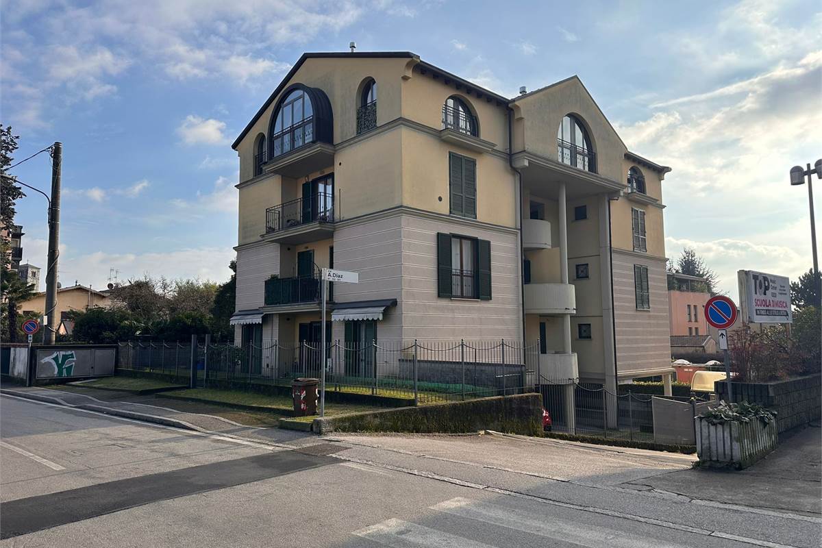 ERBA TRILOCALE CON TRAVI A VISTA 