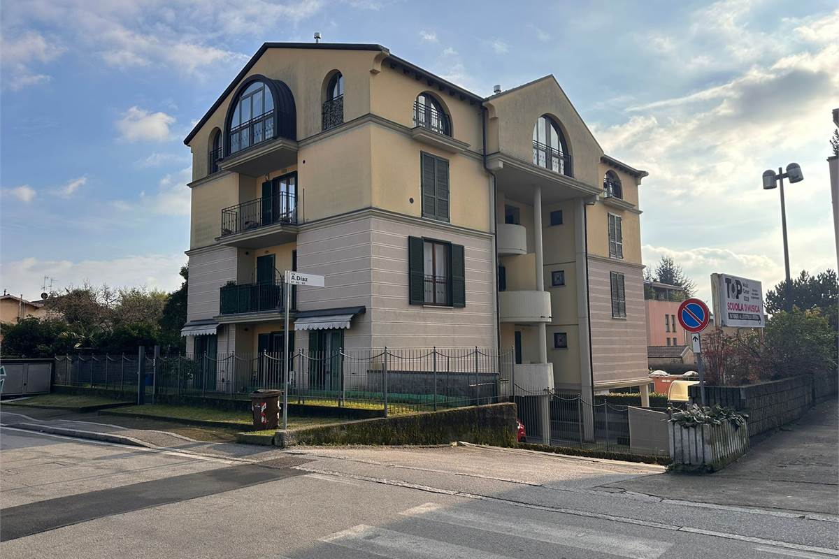 ERBA TRILOCALE CON TRAVI A VISTA 