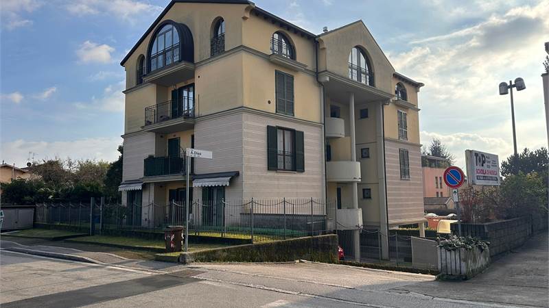 ERBA TRILOCALE CON TRAVI A VISTA 