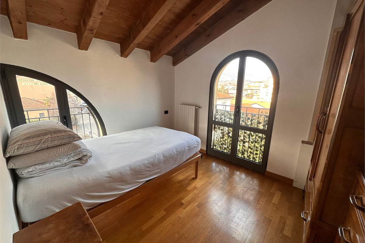 ERBA TRILOCALE CON TRAVI A VISTA 