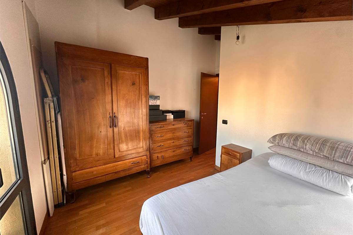 ERBA TRILOCALE CON TRAVI A VISTA 