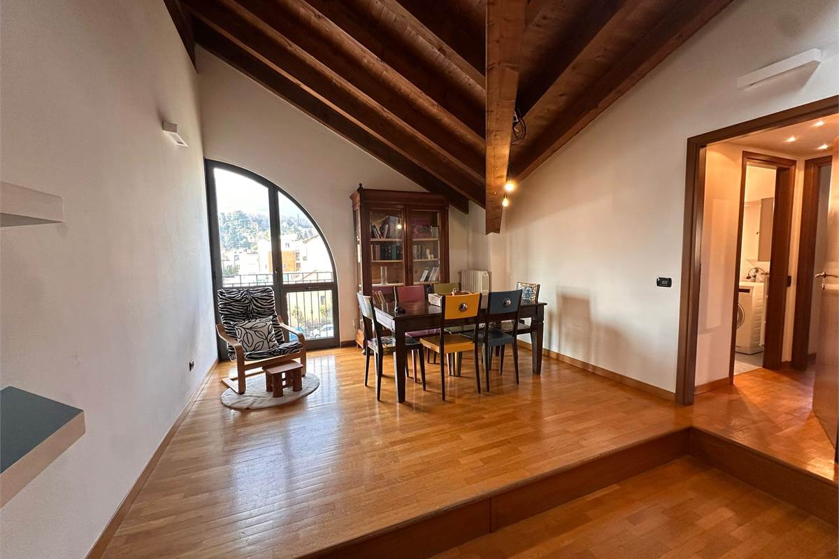 ERBA TRILOCALE CON TRAVI A VISTA 