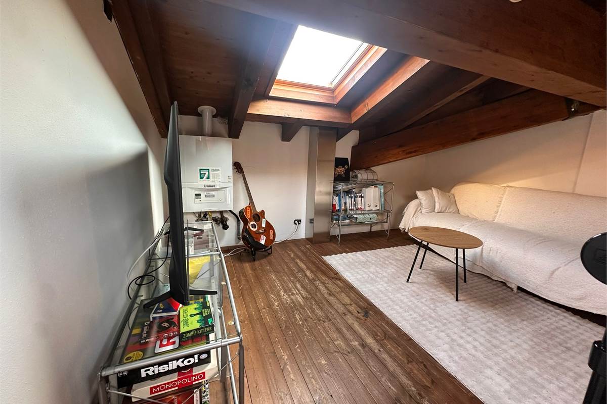 ERBA TRILOCALE CON TRAVI A VISTA 