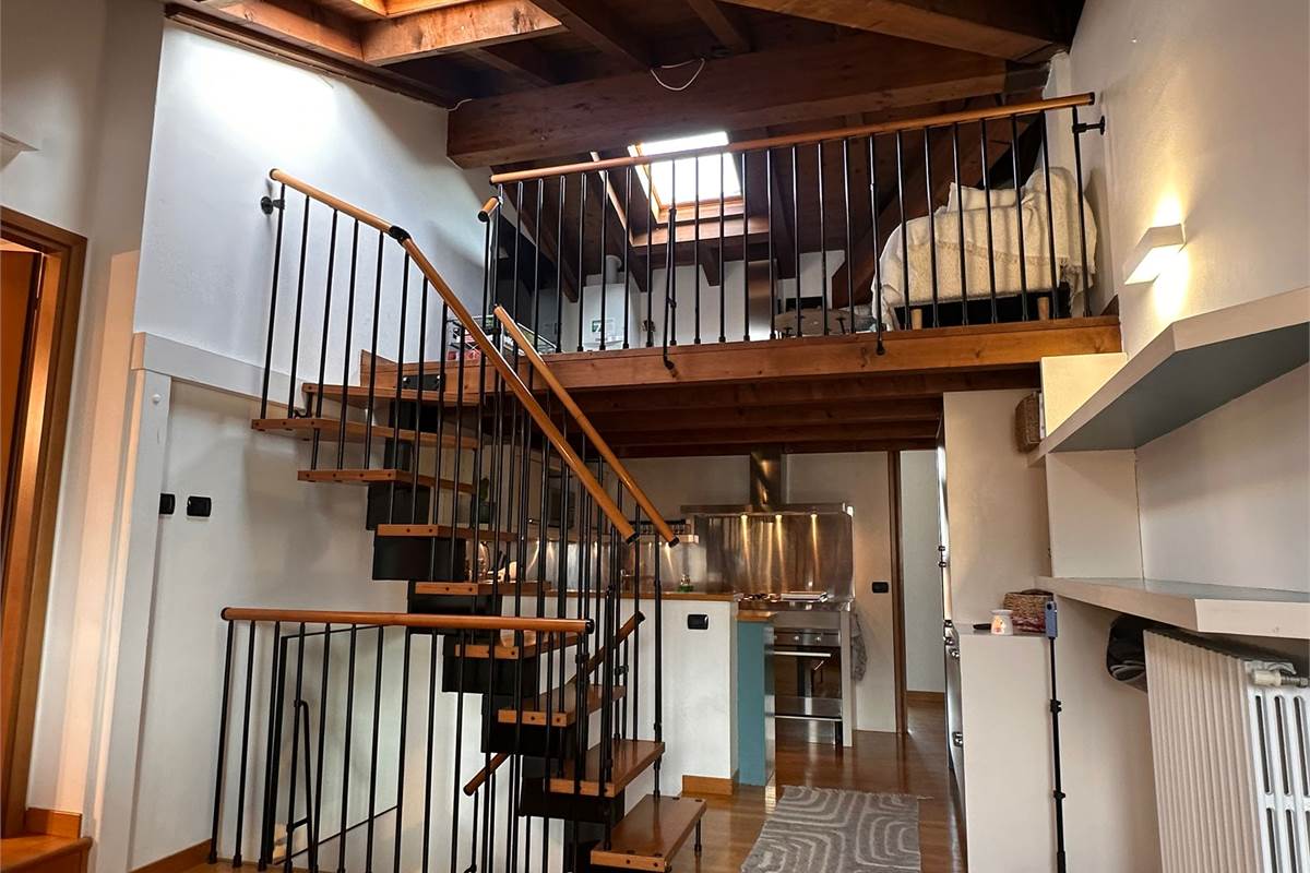 ERBA TRILOCALE CON TRAVI A VISTA 