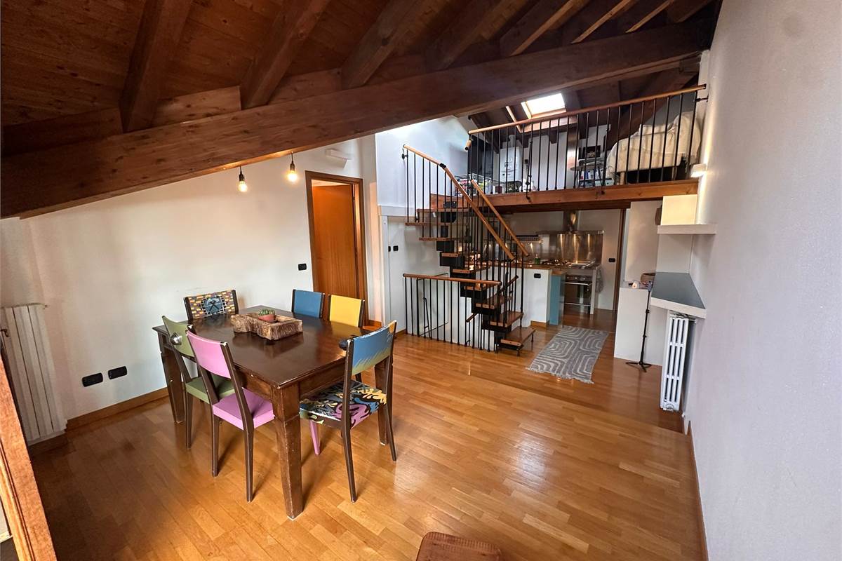 ERBA TRILOCALE CON TRAVI A VISTA 