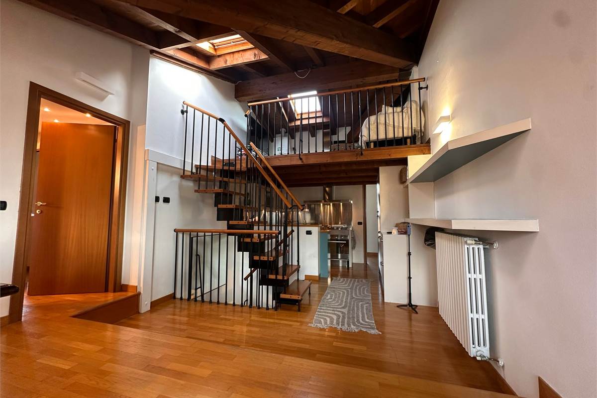 ERBA TRILOCALE CON TRAVI A VISTA 