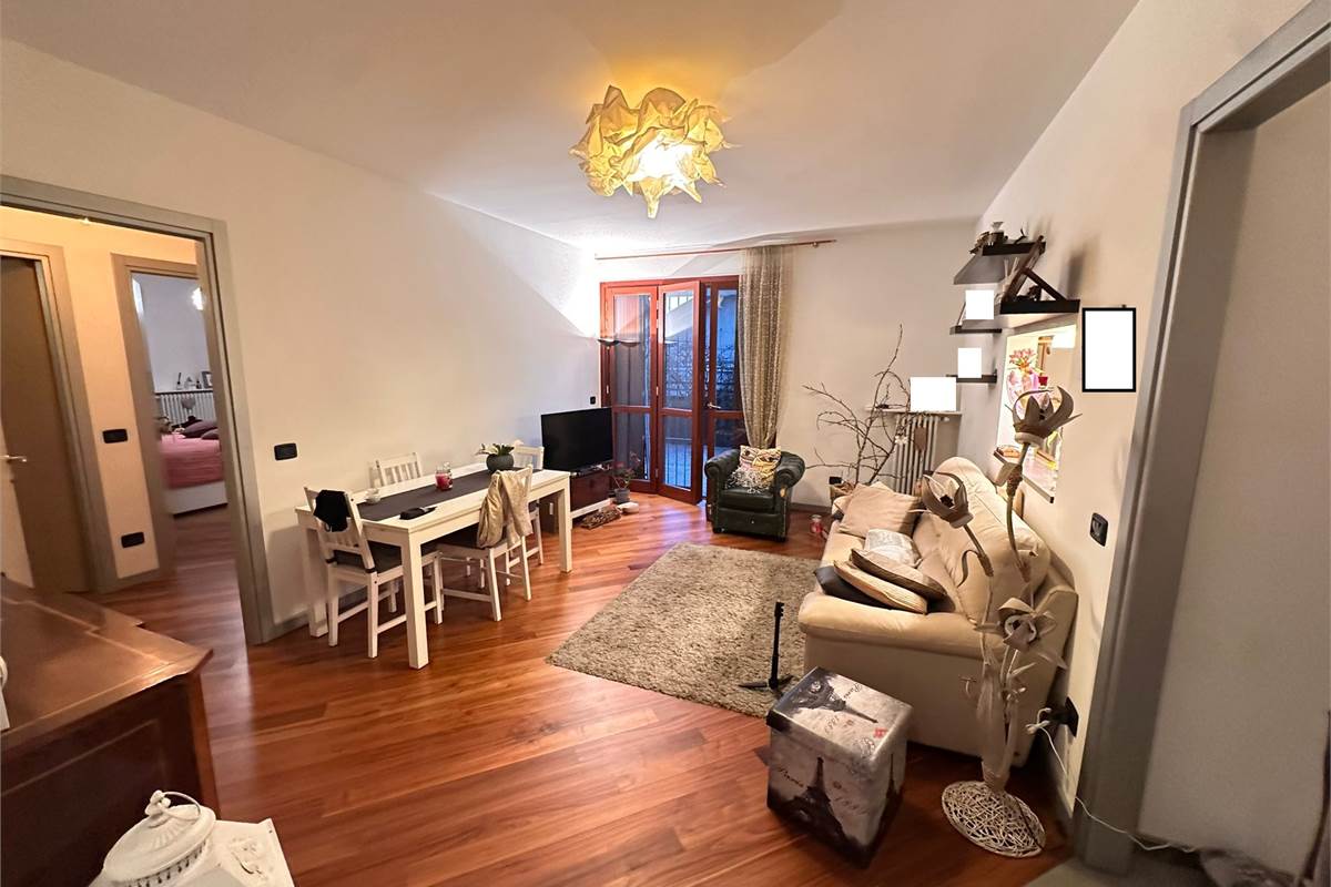 ALBAVILLA TRILOCALE CON TERRAZZO