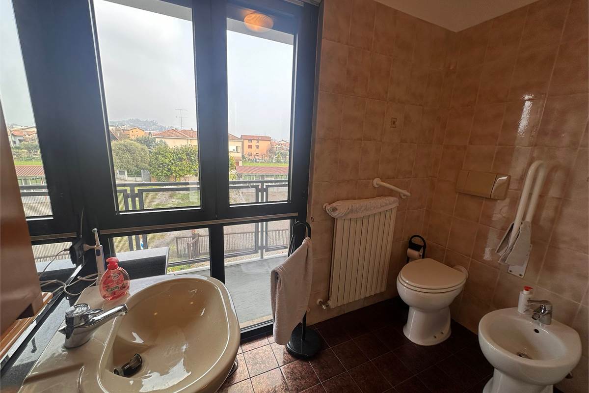 ERBA AMPIO TRILOCALE CON 2 AUTORIMESSE 