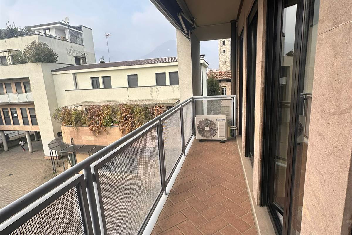 ERBA AMPIO TRILOCALE CON 2 AUTORIMESSE 