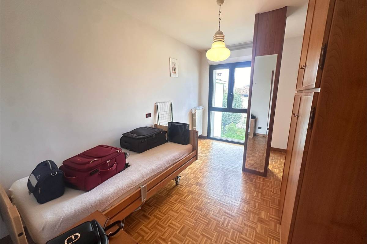 ERBA AMPIO TRILOCALE CON 2 AUTORIMESSE 